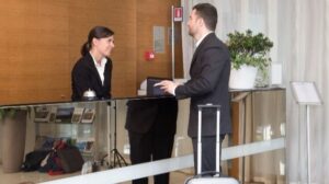 recepcion hotel trabajo turismo trabajador