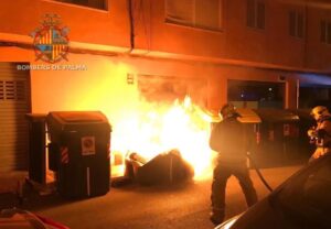 piromano bomberos contenedores incendio palma