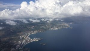 mal tiempo avion nubes