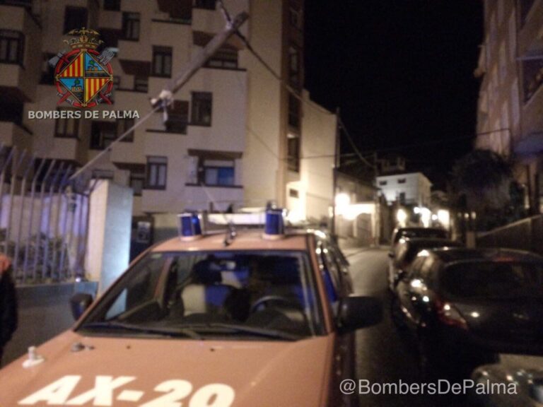 bomberos poste caído en Palma calle Bellver