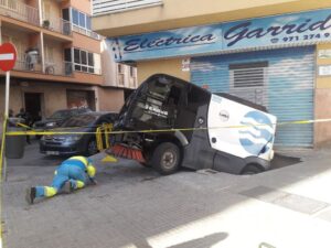 Veh&iacute;culo ca&iacute;do en socav&oacute;n de Emya