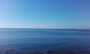 mar en calma sol buen tiempo