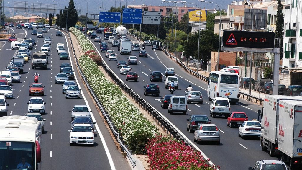 via cintura atascos coches
