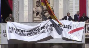 pancarta generalitat presos piliticos torra lazo amarillo