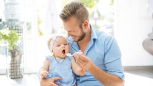 padre bebe permiso paternidad