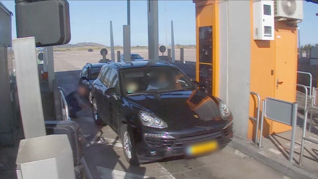 Pinchaban las ruedas de turistas para después robarles