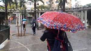 Lluvia en Palma, gente con paraguas
