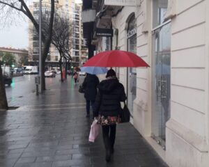 lluvia en Palma, gente con paraguas