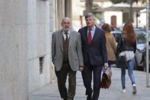 El juez Florit (izquierda) a su llegada para declarar este lunes