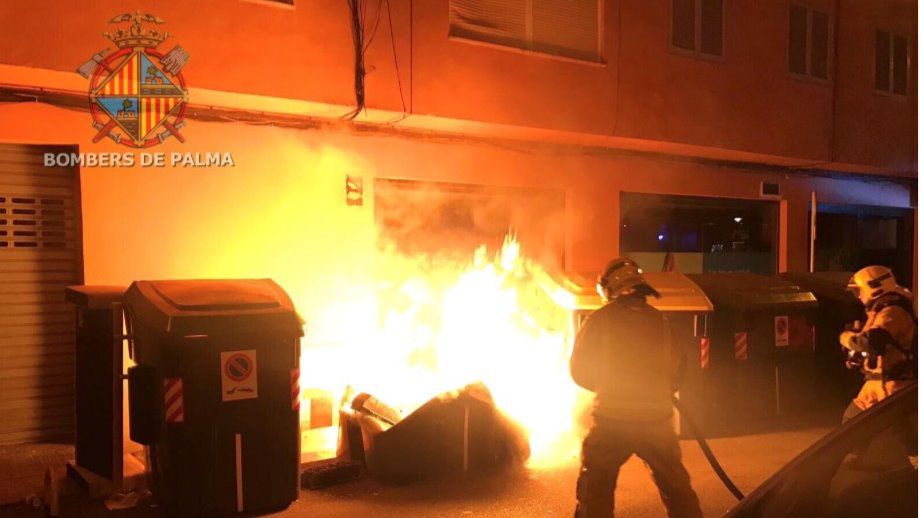 piromano bomberos contenedores incendio palma