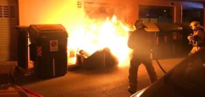 piromano bomberos contenedores incendio palma