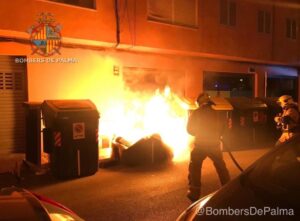 piromano bomberos contenedores incendio palma
