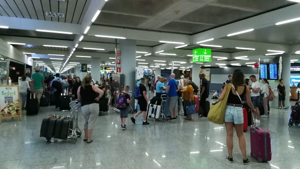 aeropuerto turismo palma son sant joan maletas