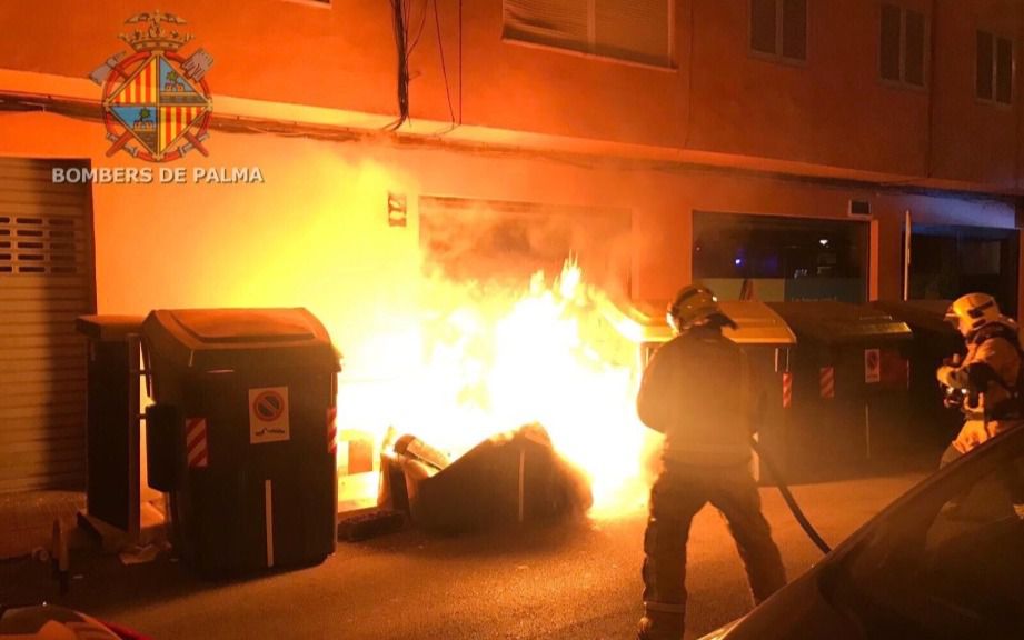 piromano bomberos contenedores incendio palma