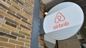 Consumo multa con 64 millones a Airbnb por anunciar viviendas sin licencia