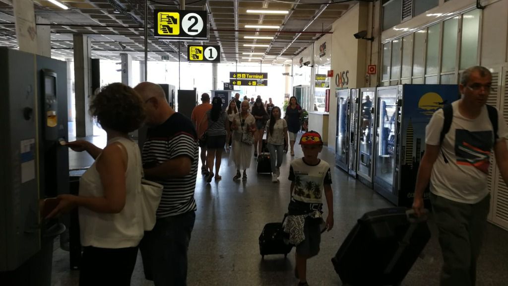 aeropuerto turismo palma son sant joan maletas
