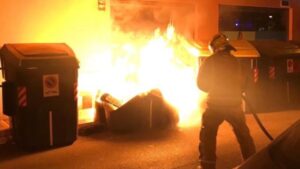 piromano bomberos contenedores incendio palma