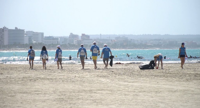 LIMPIEZA DE LA PLAYA DE ES CARNATGE