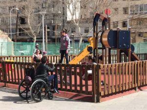 parque infantil silla ruedas