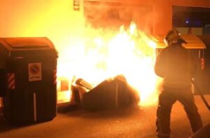 piromano bomberos contenedores incendio palma