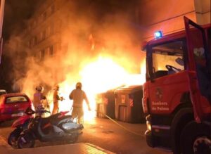 piromano bomberos contenedores incendio palma