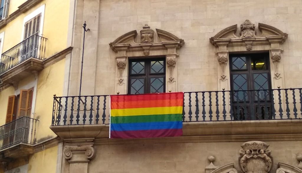 balcón lgtbi cort