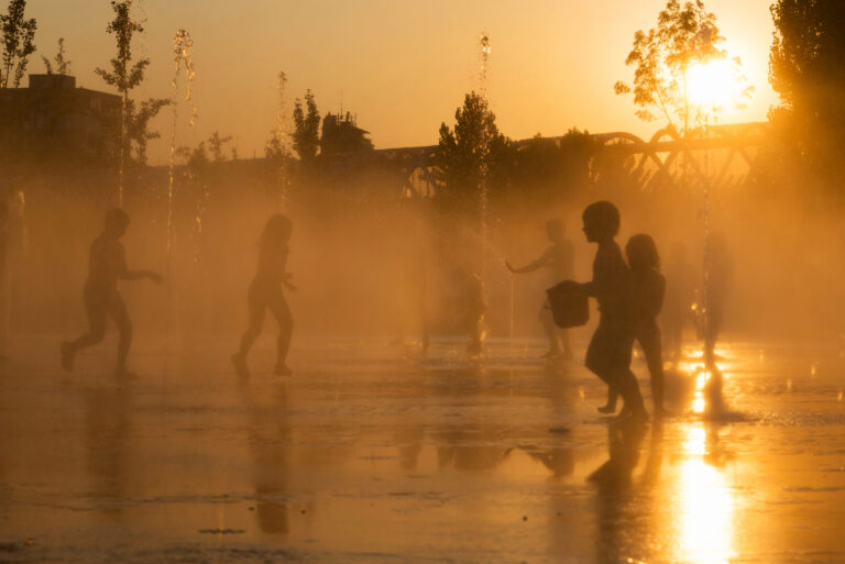 niños fuente de agua