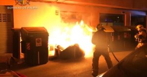 piromano bomberos contenedores incendio palma