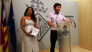 El portavoz del Ayuntamiento de Palma, Alberto Jarabo, anunciando el pacto en rueda de prensa