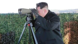 Foto de archivo de Kim Jong-Un supervisando maniobras militares