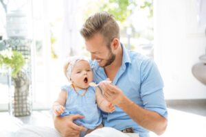 padre bebe permiso paternidad