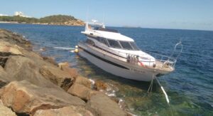 embarcaci&oacute;n encallada