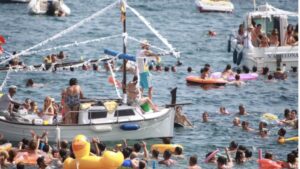 Suelta de patitos de goma en Can Picafort.