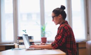 mujer trabajo ordenador