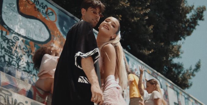 Fotograma del videoclip "Lola Bunny" con Don patricio y Lola Índigo