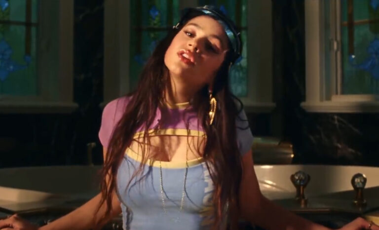 Rosalía en el videoclip de su nuevo tema "Yo x Ti, Tú x Mí".