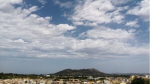Intervalos de nubes medias y altas de ayer.