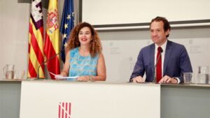 La portavoz del Govern, Pilar Costa y el conseller de Mobilitat, Marc Pons, en la rueda de prensa del consell de Govern.