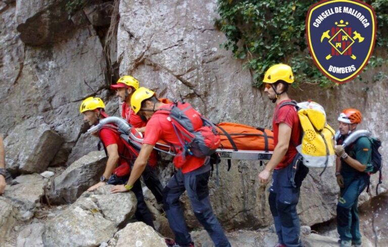Bombers rescate montaña