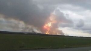 Foto del incendio en el arsenal de armas militares de Rusia