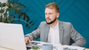 hombre ordenador oficina