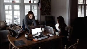 mujeres trabajando ordenador trabajo en casa