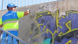 Un operario de Emaya eliminando una pintada en El Barrio de La Soledad.