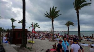 playa mal tiempo turistas arenal botellon