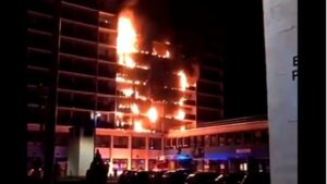 El Hospital Henri Mondor, este jueves en llamas.