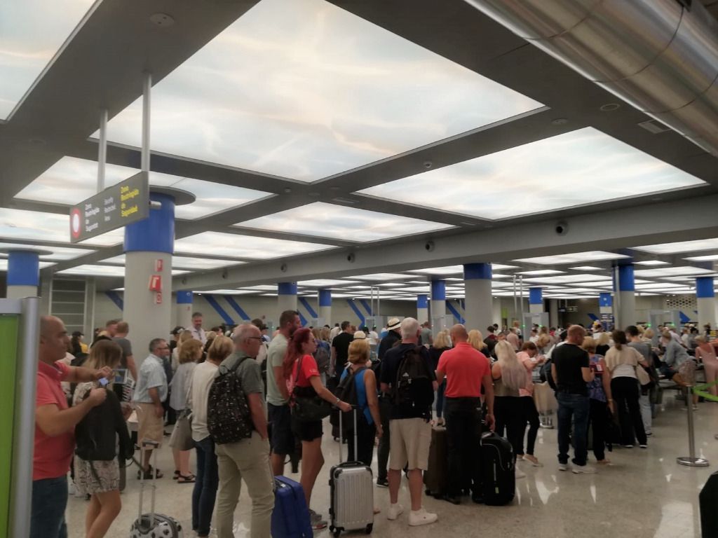turistas aeropuerto control seguridad colas