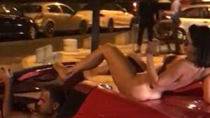 mujer desnuda ferrari