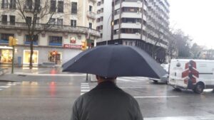 lluvia en Palma, gente con paraguas