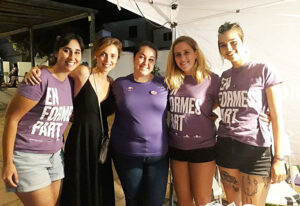 Leticia Dolera con las mujeres de el Punt lila en las fiestas de Es Migjorn Gran