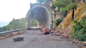 desprendimiento carretera serra